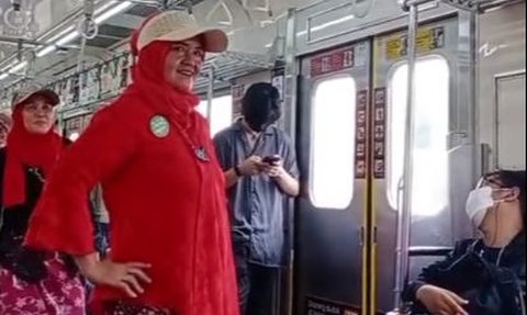 Viral Aksi Emak-Emak Fashion Show di KRL, Tampil Memukau dengan Kebaya Warna-warni