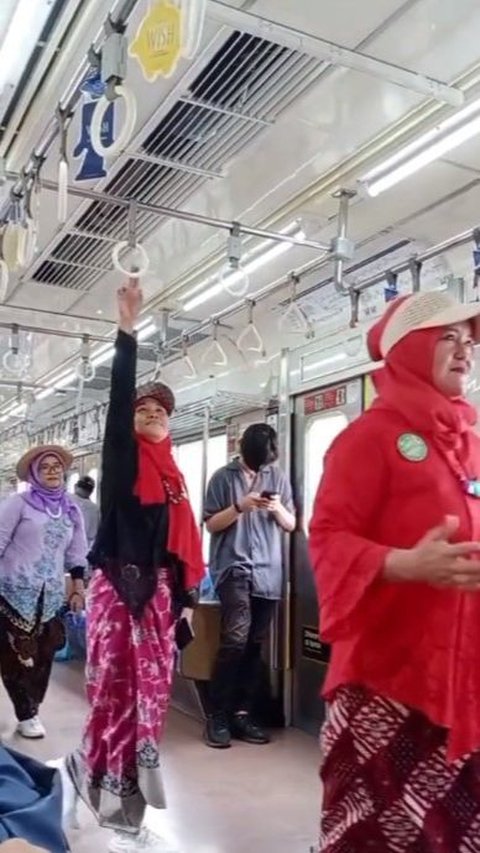 Viral Aksi Emak-Emak Fashion Show di KRL, Tampil Memukau dengan Kebaya Warna-warni