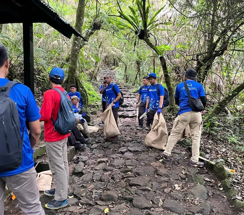 Earning Money from Tourist Trash in Mount Gede Pangrango, Can Save Nature