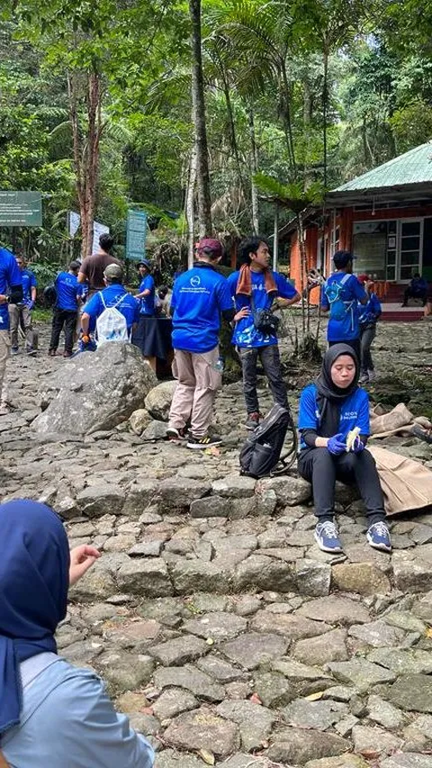 Earning Money from Tourist Trash in Mount Gede Pangrango, Can Save Nature