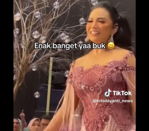 Momen Ibu-Ibu Makan Sambil Nonton Krisdayanti Nyanyi di Acara Nikahan Ini Viral, Curi Perhatian