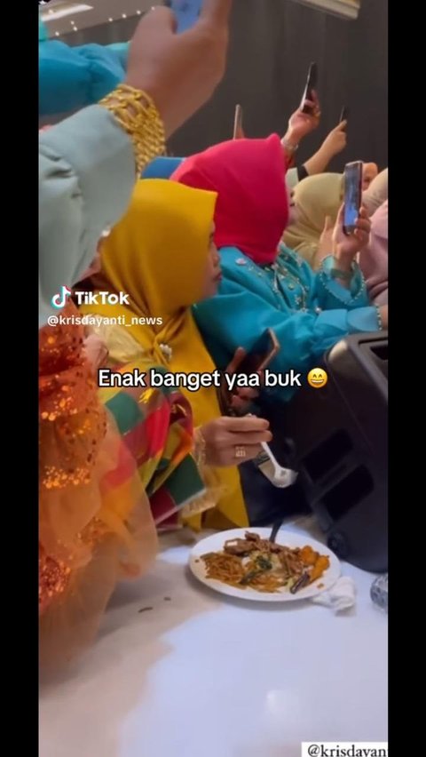 Momen Ibu-Ibu Makan Sambil Nonton Krisdayanti Nyanyi di Acara Nikahan Ini Viral, Curi Perhatian