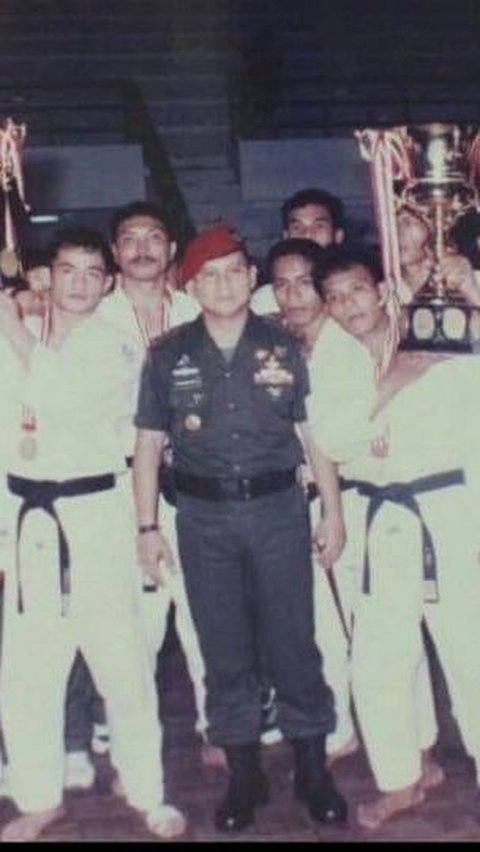 Menariknya, ada sosok perwira berbaret merah di antara para atlet judo tersebut. Sosok berbaret merah ini merupakan Letnan Jenderal TNI (Purn.) Prabowo Subianto Djojohadikusumo.<br>