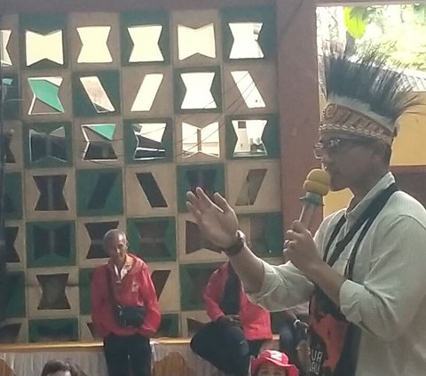 Kali kelima Kaesang ucapkan lagi, dan hanya satu saja anak Papua yang maju, sehingga Kaesang pun memberikan semua uang yang ada disaku celananya.