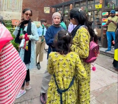 Liburan ke Pakistan, Rombongan Asal Indonesia Ini Mendadak Jadi Artis dan Banyak Dimintai Foto Bareng