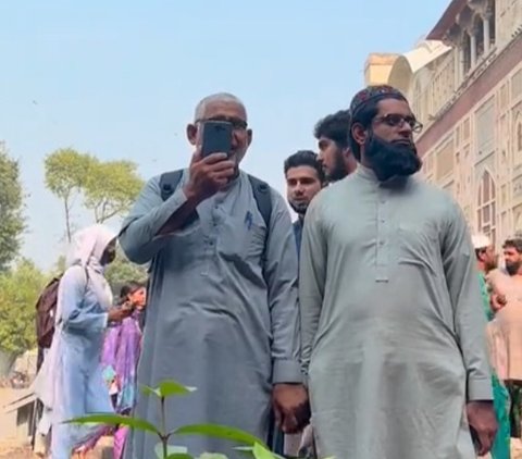 Liburan ke Pakistan, Rombongan Asal Indonesia Ini Mendadak Jadi Artis dan Banyak Dimintai Foto Bareng