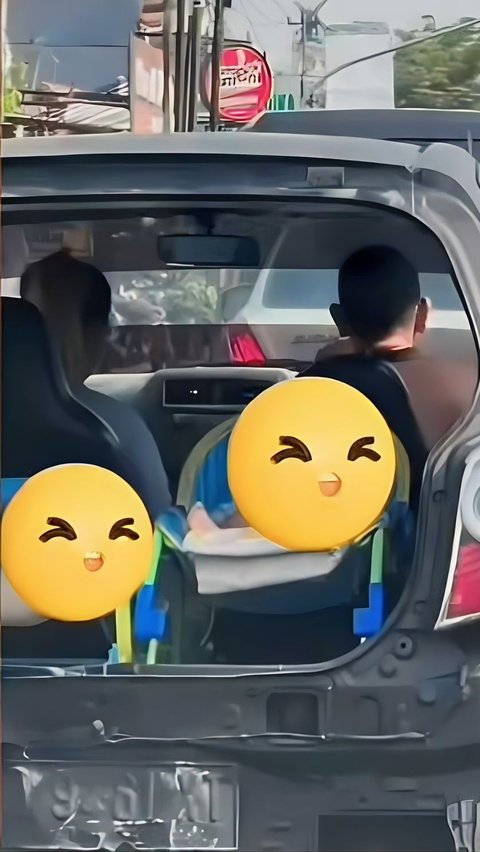Viral Car Carrying 2 Babies in Trunk Without a Door, Parents' Reason Causes Emotional Reaction.