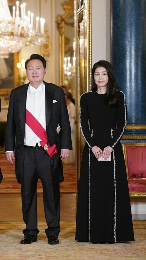 Portrait of Classy First Lady of South Korea in England, Her Appearance Resembles a Young Girl