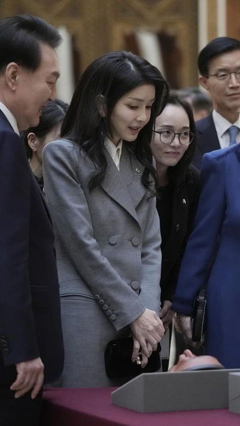 Portrait of Classy First Lady of South Korea in England, Her Appearance Resembles a Young Girl