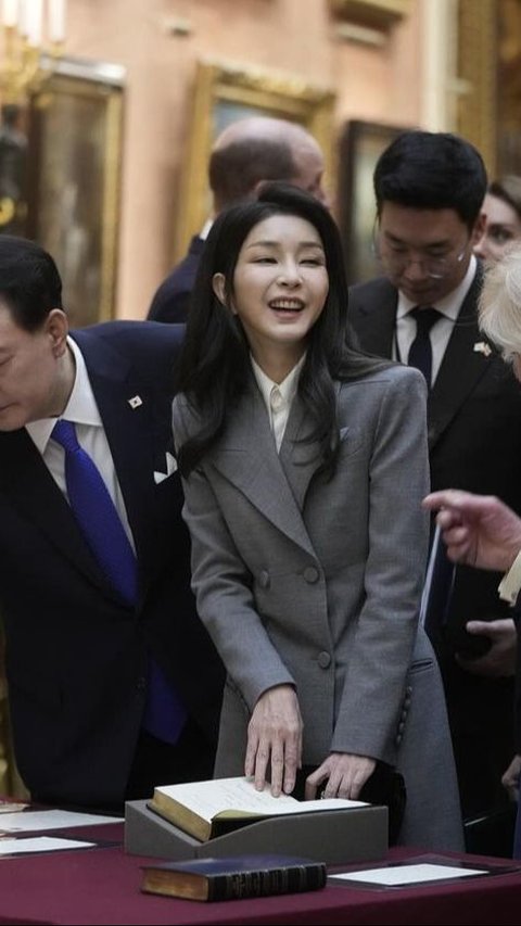 Portrait of Classy First Lady of South Korea in England, Her Appearance Resembles a Young Girl