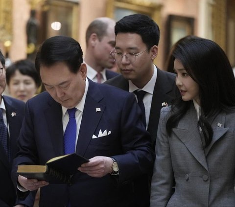 Portrait of Classy First Lady of South Korea in England, Her Appearance Resembles a Young Girl