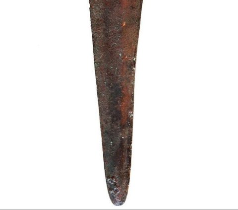 Appearance of 3300-Year-Old Dagger Found from Unknown Settlement