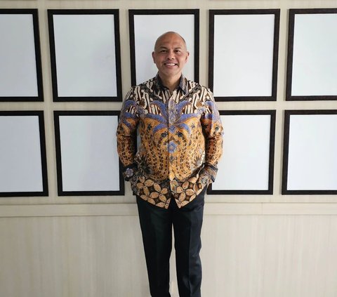 Perwira tinggi Polri yang kini menjabat sebagai Staf Ahli Sosial Budaya Kapolri tersebut belum lama ini mengunggah potret saat 'main' ke Polrestabes Bandung.