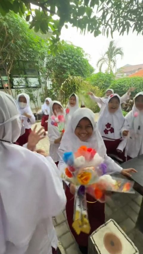 Aksi Siswa SD Beri Kejutan untuk Gurunya di Momen Hari Guru Ini Viral, Bikin Gemas Warganet