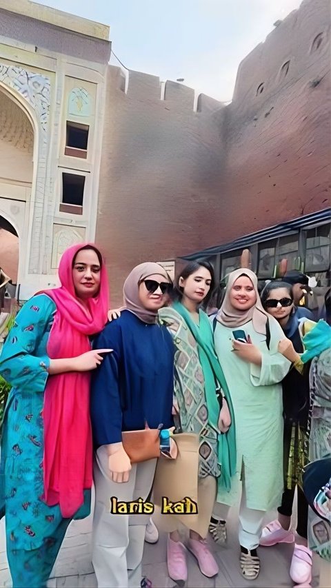 Viral Momen Lucu WNI Liburan ke Pakistan Malah Jadi Tontonan Warga, Rebutan Diajak Foto bak Artis