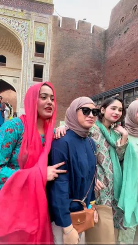 Viral Momen Lucu WNI Liburan ke Pakistan Malah Jadi Tontonan Warga, Rebutan Diajak Foto bak Artis