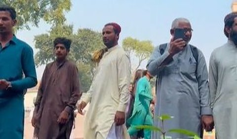 Saat sedang asik berjalan-jalan, sejumlah wisatawan itu mendadak dikerumuni oleh puluhan warga asli Pakistan.