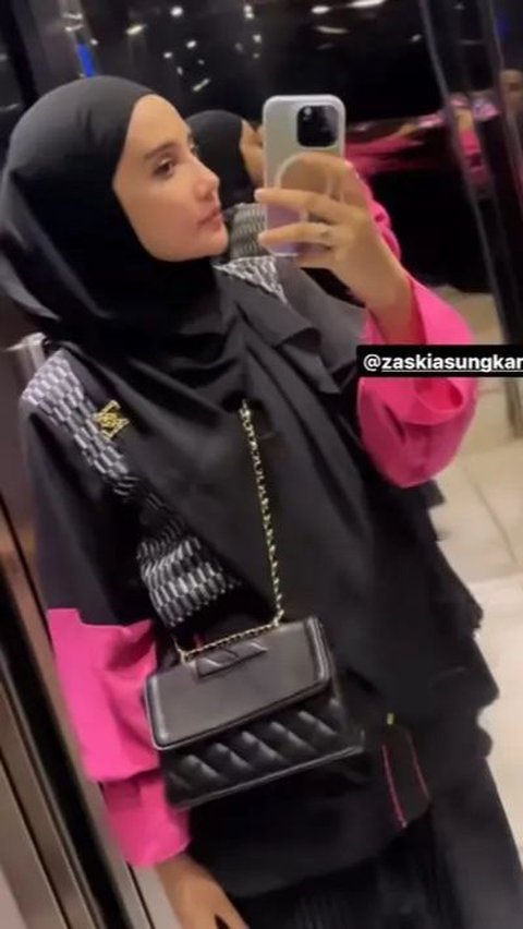 Zaskia sungkar tampak serasi dengan adiknya mengenakan baju black dan pink.