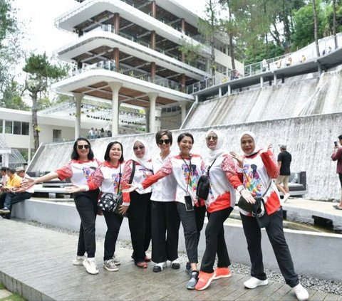 Melalui akun Instagram Andika Perkasa, Hetty Andika Perkasa membagikan momen keseruannya saat berwisata di Heha Waterfall, Bogor. <br>