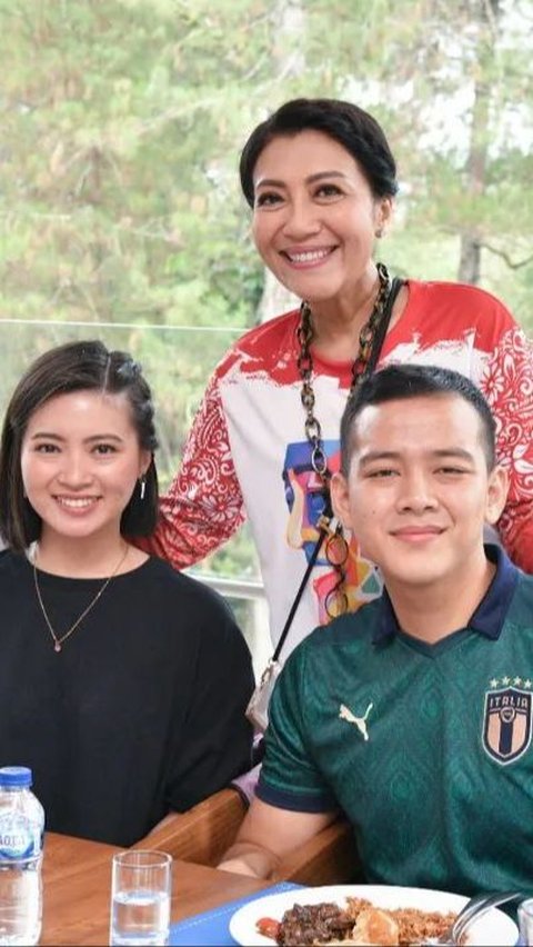 Bahkan di salah satu foto, terlihat Hetty Andika Perkasa tengah merangkul Angela dan Hafiz yang duduk bersebelahan. <br>