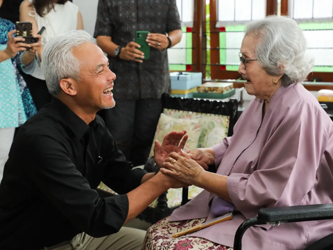 FOTO: Momen Silaturahmi dan Pesan Menyentuh Istri Mantan Kapolri Hoegeng untuk Ganjar