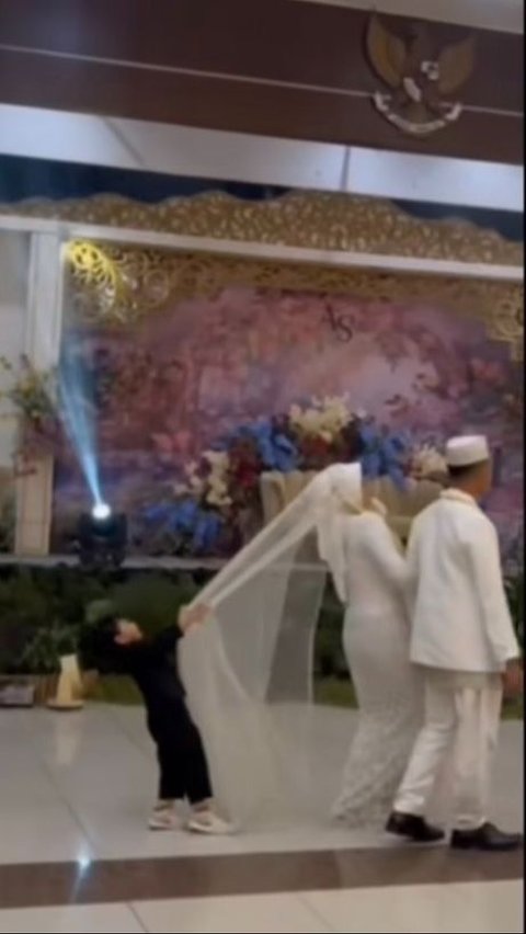 Create Nervousness, Bride Almost Falls Due to Mischievous Child's Prank at the Wedding