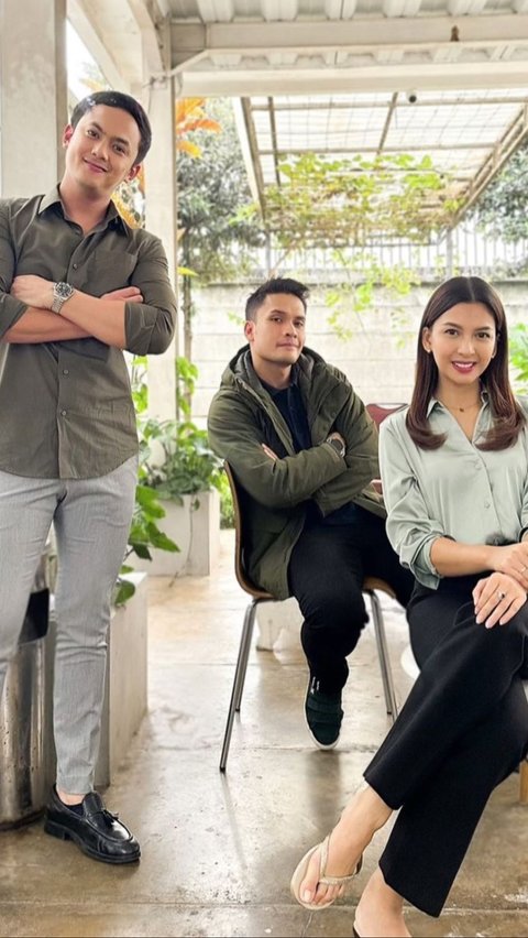 Selain karena tuntutan peran, Gibran memang sudah akrab dengan Randy di luar kamera. Ia dan Randy kerap berfoto bersama bahkan kadang juga ditemani Alisia Rininta.