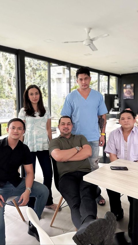 Sikap sopan Gibran membuat dirinya disukai para artis senior. Ia kedapatan pernah berfoto bersama Sultan Djorghi di sela-sela istirahat syuting.