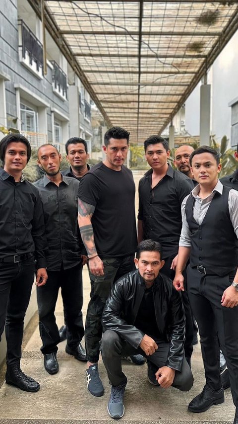 Tak hanya dengan artis ternama, Gibran juga bersikap baik dengan para pemain ekstras. Bersama Miller Khan ia tak ragu mengajak para ekstras untuk berfoto bersama.