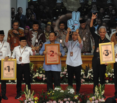 Tiga pasangan calon presiden dan wakil presiden membacakan naskah deklarasi kampanye damai Pemilu 2024 di Gedung Komisi Pemilihan Umum (KPU), Jakarta Pusat, Senin (27/11).