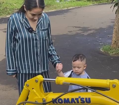 Potret Rayyanza Dapat Kejutan Ultah Buldozer di 'Istana' Megahnya, Awalnya Senang tapi Pas Naik Malah Nangis