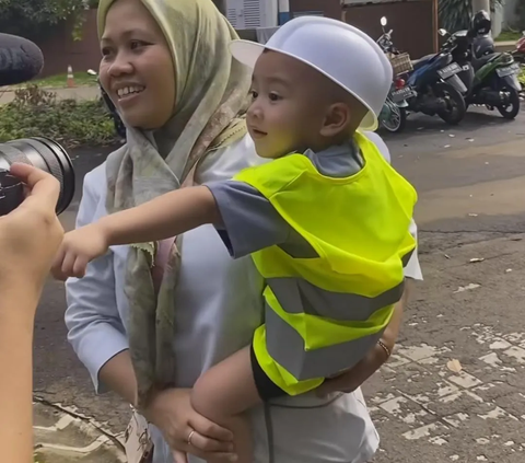 Potret Rayyanza Dapat Kejutan Ultah Buldozer di 'Istana' Megahnya, Awalnya Senang tapi Pas Naik Malah Nangis