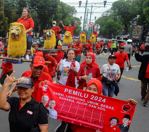 Massa pendukung pasangan Capres-Cawapres Ganjar Pranowo dan Mahfud MD memberikan dukungan saat Deklarasi Kampanye Damai Pemilu Tahun 2024 di depan Gedung KPU, Jakarta, Senin (27/11/2023).