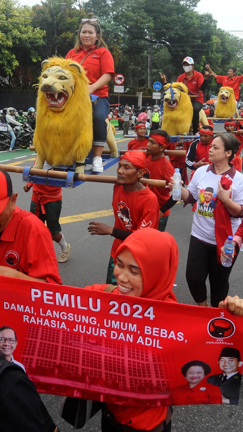 FOTO: Aksi Pendukung Ganjar-Mahfud Naik Sisingaan Deklarasi Kampanye Damai Pemilu 2024 di KPU