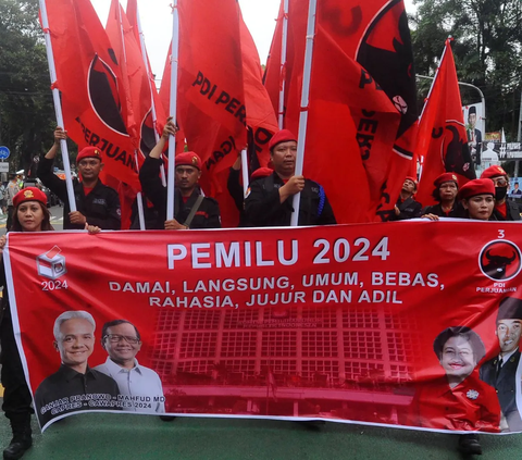 FOTO: Aksi Pendukung Ganjar-Mahfud Naik Sisingaan Deklarasi Kampanye Damai Pemilu 2024 di KPU