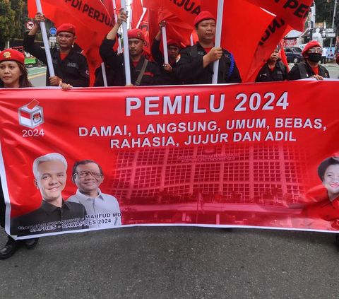 FOTO: Aksi Pendukung Ganjar-Mahfud Naik Sisingaan Deklarasi Kampanye Damai Pemilu 2024 di KPU