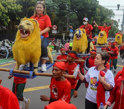 FOTO: Aksi Pendukung Ganjar-Mahfud Naik Sisingaan Deklarasi Kampanye Damai Pemilu 2024 di KPU