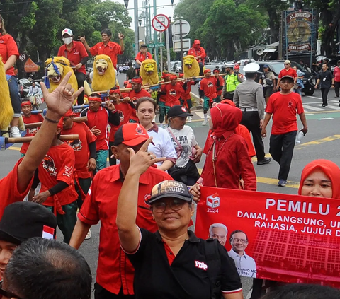 FOTO: Aksi Pendukung Ganjar-Mahfud Naik Sisingaan Deklarasi Kampanye Damai Pemilu 2024 di KPU