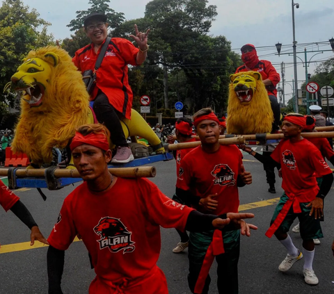 FOTO: Aksi Pendukung Ganjar-Mahfud Naik Sisingaan Deklarasi Kampanye Damai Pemilu 2024 di KPU