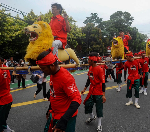 FOTO: Aksi Pendukung Ganjar-Mahfud Naik Sisingaan Deklarasi Kampanye Damai Pemilu 2024 di KPU