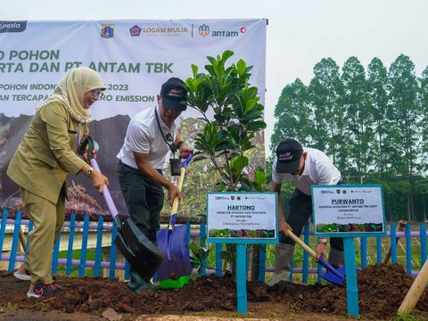 ANTAM Tanam 2000 Pohon di Sisi Kanal Banjir Timur Guna Lestarikan Lingkungan