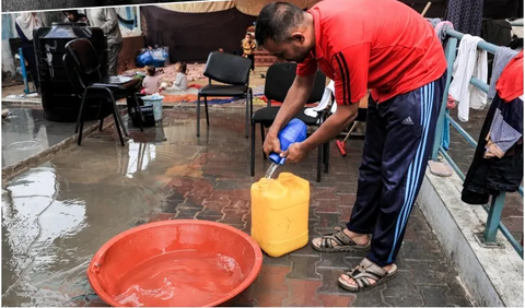 “Saya tidak bisa membeli makanan untuk anak-anak saya. Saya sudah kehabisan uang, dan orang-orang tidak bisa lagi meminjamkan uang kepada saya,” ungkapnya.<br>