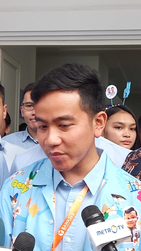 Relawan Mas Gibran Bagi-Bagi Sembako Serentak di Sumut, Sulbar dan Jateng<br>