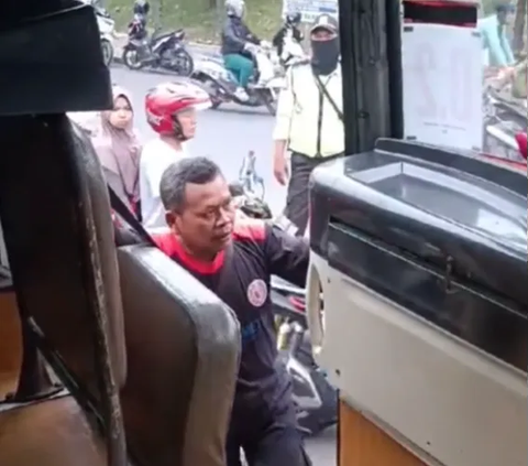 Viral Man Gets on Bus and Asks Passengers to Join the Demo, Turns Out They're All School Children on a Study Tour