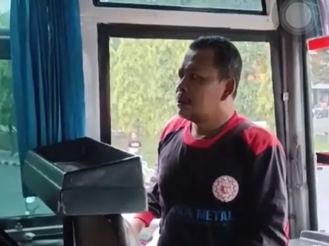 Viral Man Gets on Bus and Asks Passengers to Join the Demo, Turns Out They're All School Children on a Study Tour