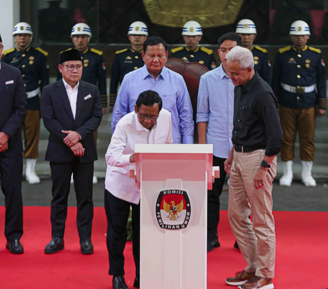 FOTO:  Ekspresi Tiga Pasangan Capres dan Cawapres RI Deklarasi Kampanye Pemilu Damai 2024 di Kantor KPU