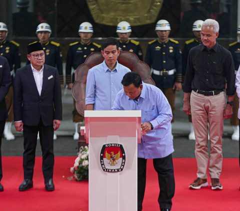 FOTO:  Ekspresi Tiga Pasangan Capres dan Cawapres RI Deklarasi Kampanye Pemilu Damai 2024 di Kantor KPU