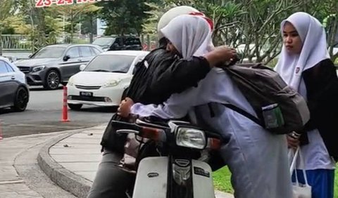 Warm Moment of a Student Hugging Her Father Who Drove Her with an Old Motorcycle, No Shame but Touched