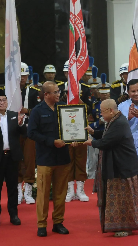 Dari pantauan di lokasi, terlihat Ketua KPU Hasyim Asy'ari menerima langsung piagam penghargaan MURI itu dari Pendiri MURI Jaya Suprana.<br>