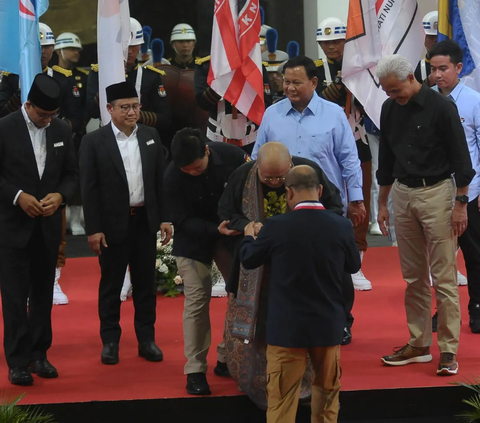 FOTO: Penghargaan Rekor MURI Warnai Deklarasi Kampanye Pemilu Damai 2024 di Kantor KPU